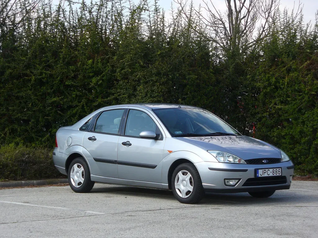 2004-ben már nem így nézett ki a Ford Focus 1.4, az új lépcsőshátú csak 2005-ben érkezett meg, egy ideig még gyártották a korábbi szedánt.