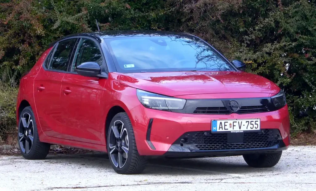 Opel Corsa: A GS szinten a tető mindig fekete, a 17 colos alufelnik felárasak. A képen jól látszik, mennyire rövidek a hátsó ajtók