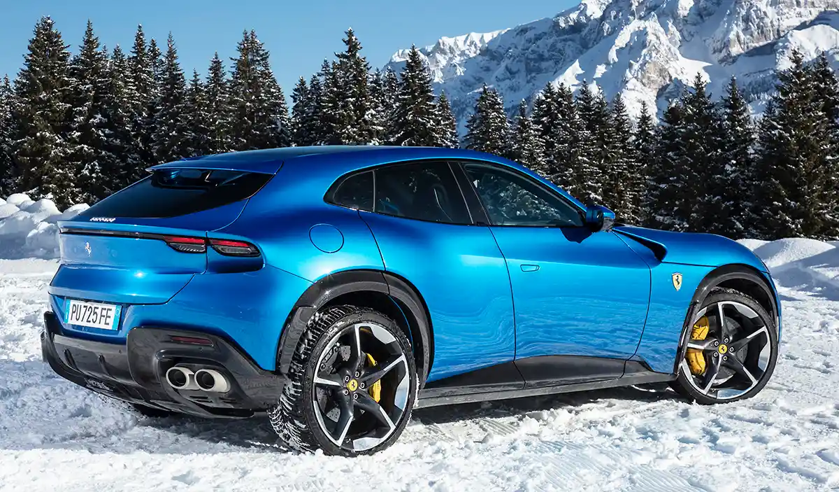  Ferrari Purosangue hátulról is inkább ötajtós, mint SUV, a 23 colos kerekek hátul 315 mm szélesek