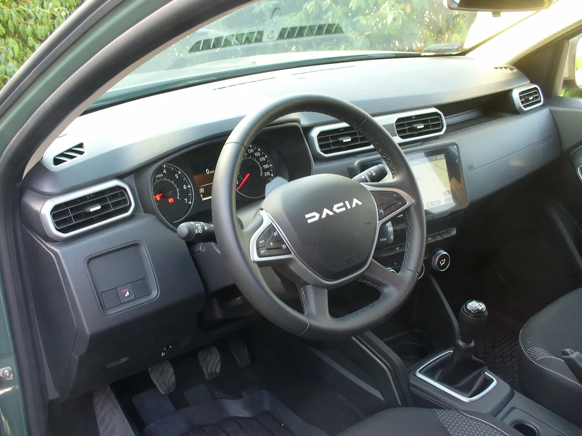 Dacia Duster: A műszerfal legfontosabb változása, hogy kör alakúak helyett szögletesek a levegőbeömlők. A korábbinál simább és laposabb felső rész az eddiginél zavaróbban tükröződik a szélvédőben
