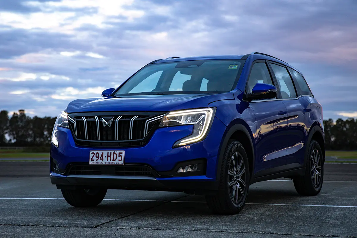 Az erősen Renault-s orrú, de teljesen Mahindra fejlesztésű XUV700-as 4,7 m hosszú és alapesetben elsőkerék-hajtású. Ausztráliai forgalmazása 2023 végén indult el, 2,0 l-es turbós benzinessel és hatfokozatú automatával
