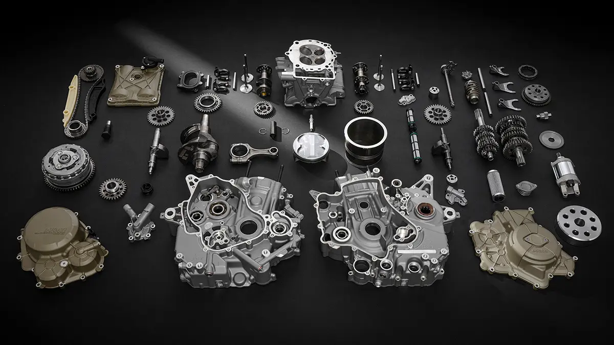 A Ducati Superquadro Mono fő alkatrészei, látható a vezérlést forgató lánc, a főtengely és a két kiegyensúlyozó is. Az olajcsere intervalluma nagyon hosszú, 15 000 km-es, és a szelephézagokat is elég 30 000 km-enként beállítani