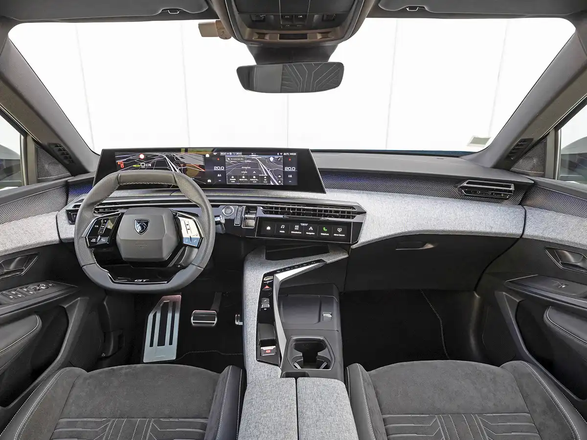 Jól áttekinthető az új Panorama i-Cockpit pult, a személyre szabható i-Toggle szintén könnyen kezelhető