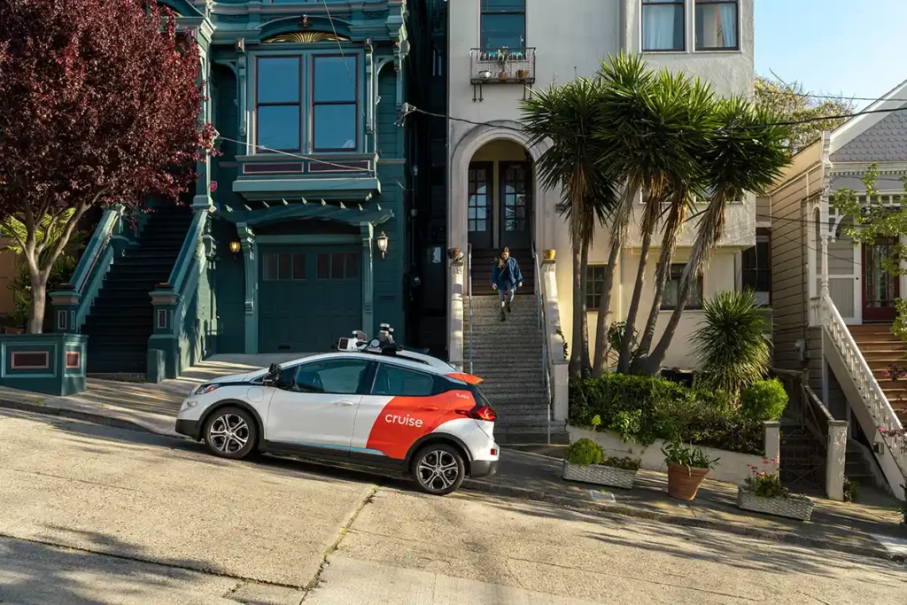 A General Motors hátterű Cruise egyik önvezető taxija San Francisco-ban; elektromos Chevy Bolt-okból áll a flotta