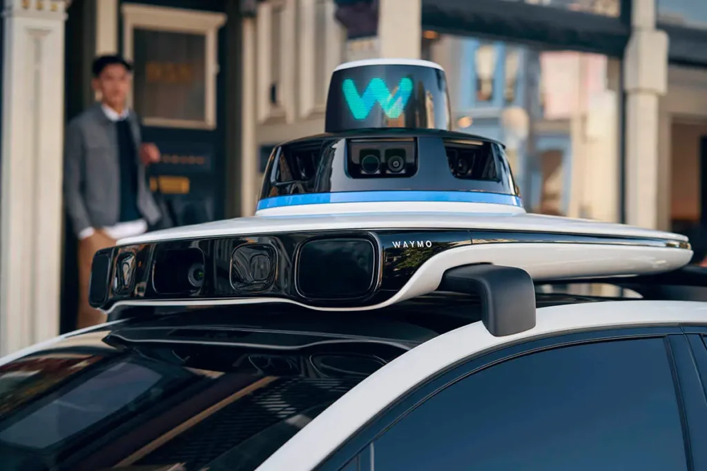 A Waymo radar, lidar és kameraközpontja egy Jaguar I-Pace tetején