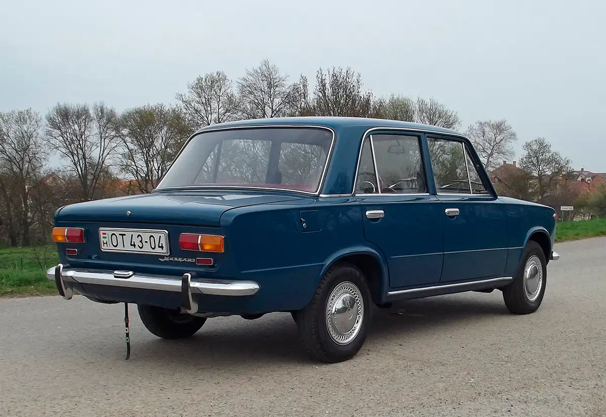 Zsiguli 1200 (VAZ 2101): Az 1300-asokról már elhagyták a lökhárítók ütközőbabáit 