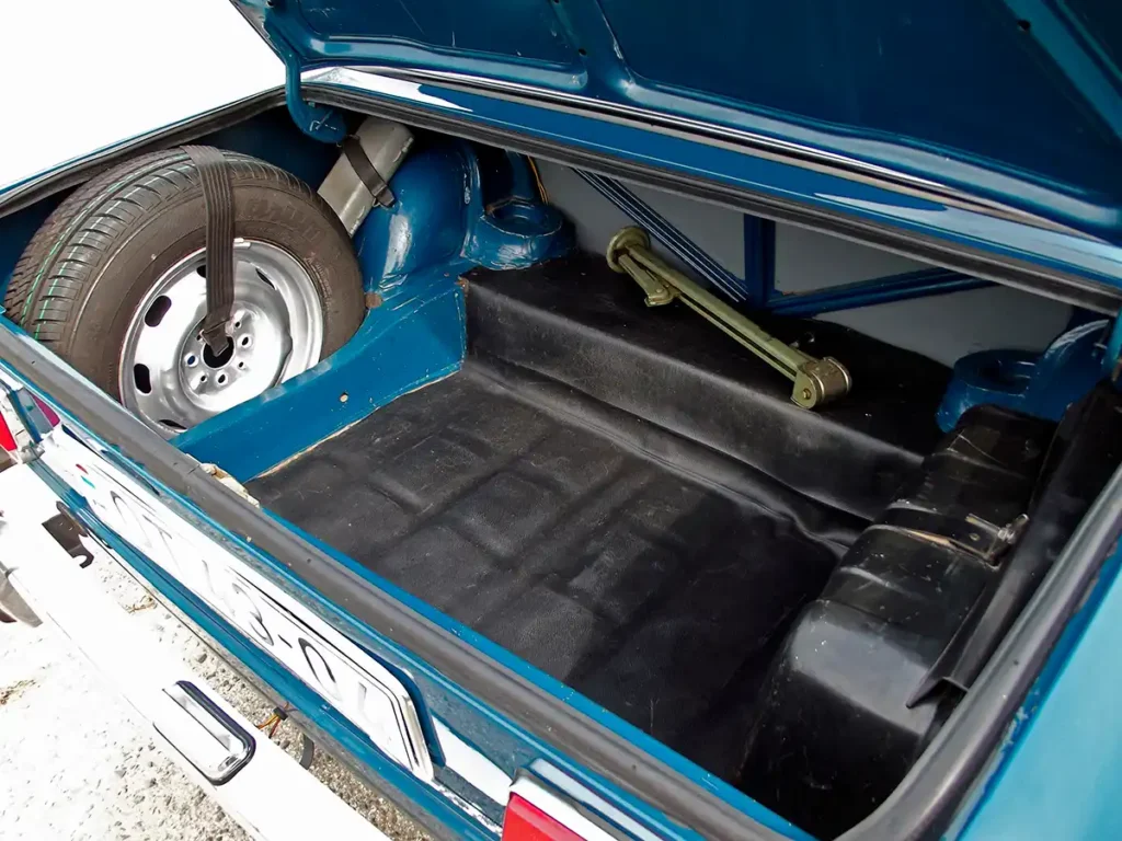 Zsiguli 1200 (VAZ 2101): Bár a pótkerék és tank is sokat elvesz a helyből, így is egészen tágas a csomagtartó