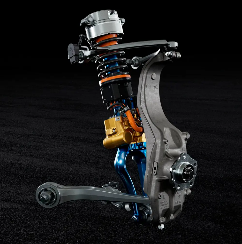 A Ferrari stílusosan FAST-nak (Ferrari Active Suspension Technology), azaz gyorsnak hívja a rendszert. A képen jól látható a rugóstag felső végén a szabályozó villanymotor; a lengőkarok anyaga magnézium-aluötvözet. A villanymotor a hátsó futóműben a csillapítók szára mellett forog, de a lényeg így is változatlan