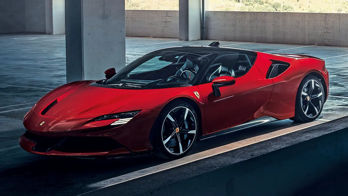 A Ferrari SF90-es 4710 mm hosszú, tengelytávja a 488-asé, 2650 mm