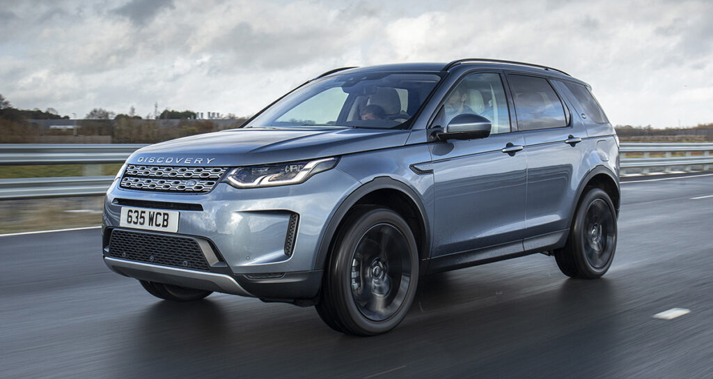 Land Rover Discovery Sport P300e: kívülről, a típusjelzésen kívül semmi sem árulkodik a hajtásláncról