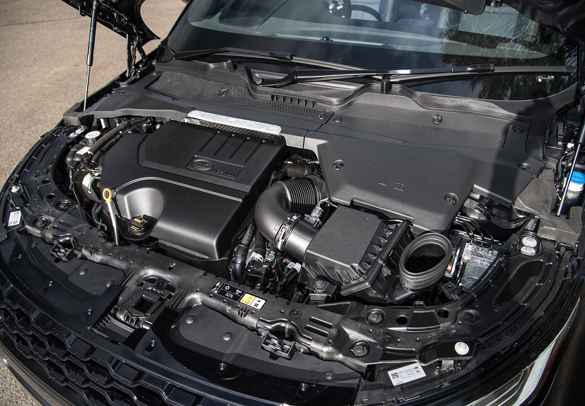 Az Evoque P300e motortere. A hibridhajtás itt sem feltűnő