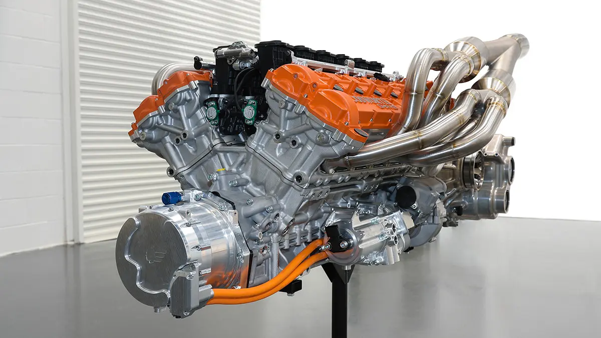 A 4,0 l-es, 663 LE-s (467 Nm) szívó V12-es csupa analóg technika, de azért a közvetlenül a főtengelyre behajtó villanymotor (50 LE) nem maradt le róla