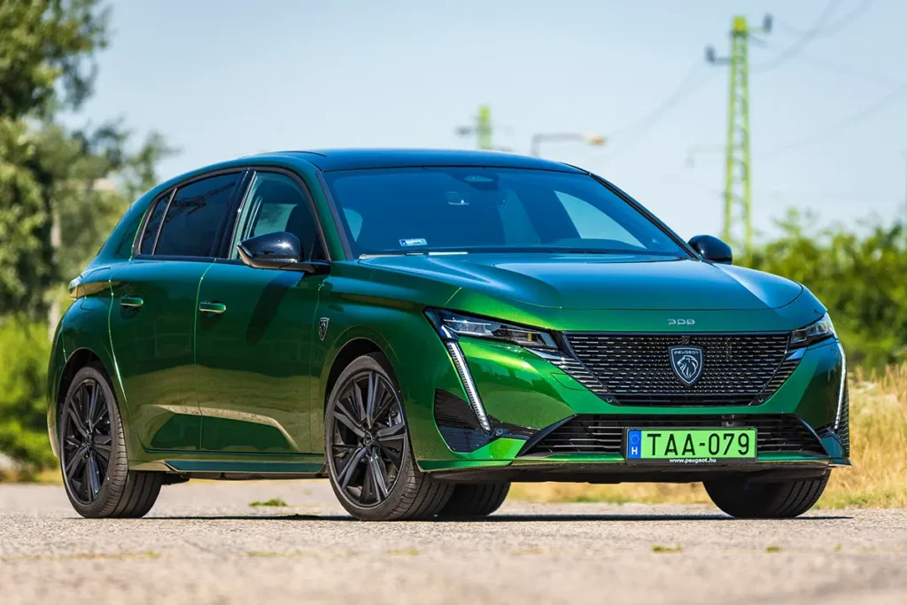 Peugeot 308 GT Pack HYbrid 225: Látványos és felármentes ez a zöld szín, az utcán nagyon megnézik