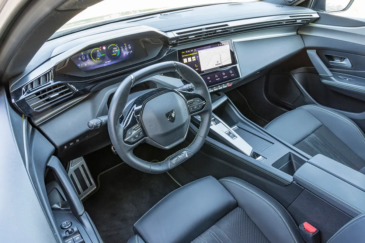 Érdekes és jó anyagból épített az i-Cockpit pult, a 10,0 colos képernyők alapból járnak