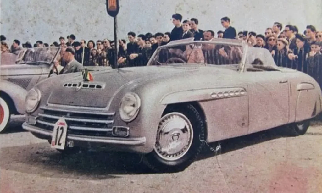 A Pininfarina ruhás Alfa Romeo 6C 2500 S 19465-ban a Párizsi Autószalon bejárata előtt