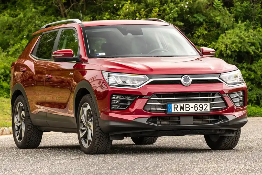 A forma erősen olaszos, a SsangYong Korando nagyon hasonlít műszaki rokonára, a kicsivel rövidebb Mahindra 300 XUV-re. A szabad hasmagasság 18,2 centi, a dízelek 1,8 centivel alacsonyabban ülnek