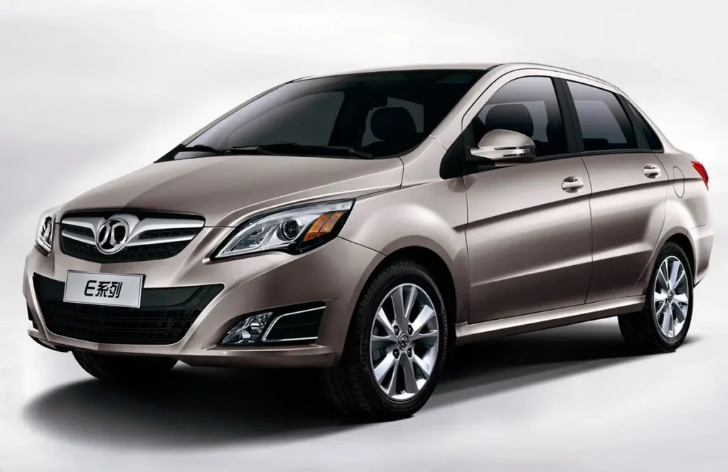 A Mercedes B-osztályát másoló, Mitsubishi licenc-technikájú BAIC E-Series már a múlt, de 2012-től 2014-ig lépcsőshátúként is gyártották 99 LE-s 1,3-as, vagy 113 LE-s 1,5 l-es szívó benzinmotorral
