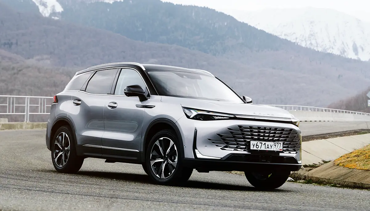 A 4,7 m hosszú BAIC X75-öst 2020-ban mutatták be, motorja 188 LE-s 1,5 l-es turbós benzines
