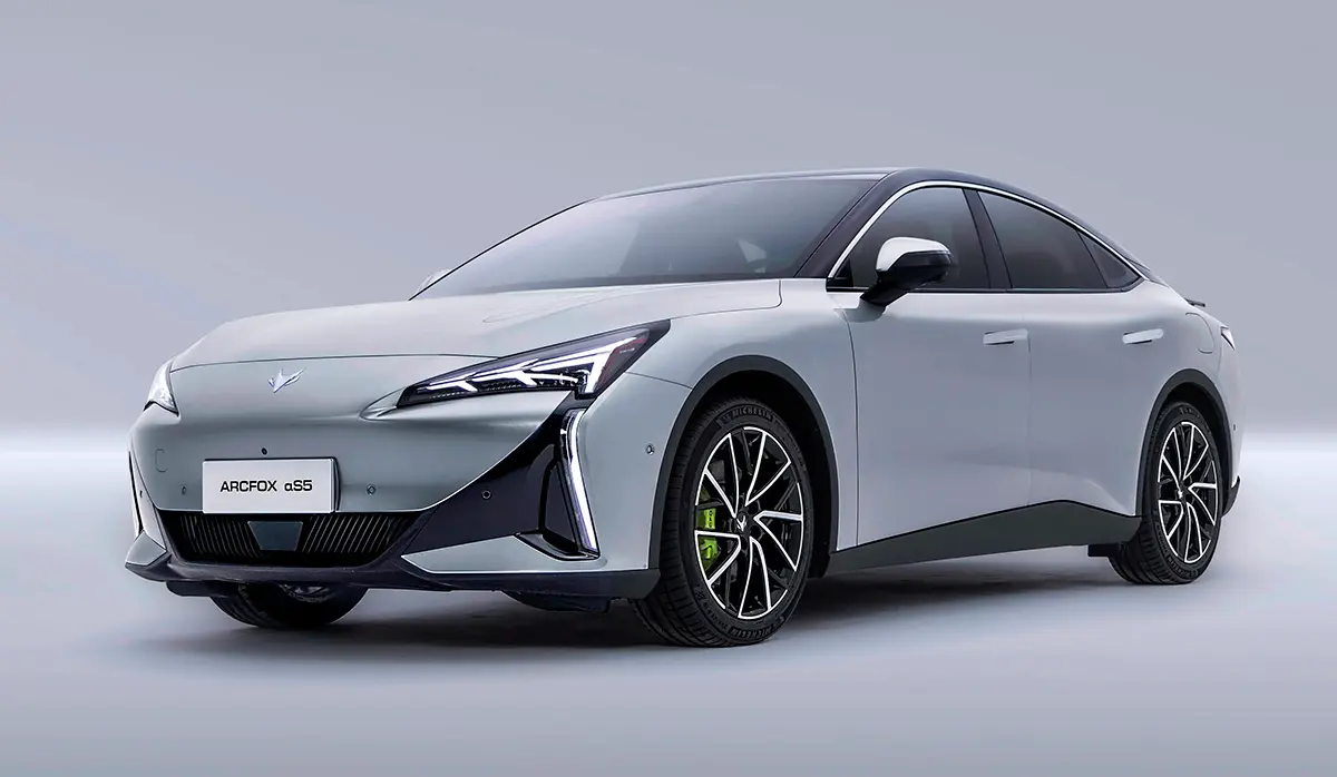 Az Arcfox a BAIC egyik almárkája a sok közül: az ötajtós Alpha-S 5 m hosszú és teljesen elektromos. Az alapmodell egy motorral és elsőkerék-hajtással 218 LE-s, a csúcs kétmotoros 643-at tud. A legnagyobb akku 93,6 kWh-s