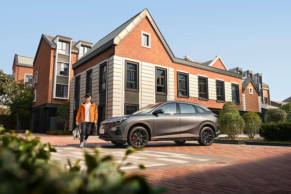 Az Arcfox Alpha-T az ötajtós S SUV rokona, egy-, vagy kétmotoros, tisztán elektromos hajtással, 2,92 m-es tengelytávval és 4,79 m-es hosszal