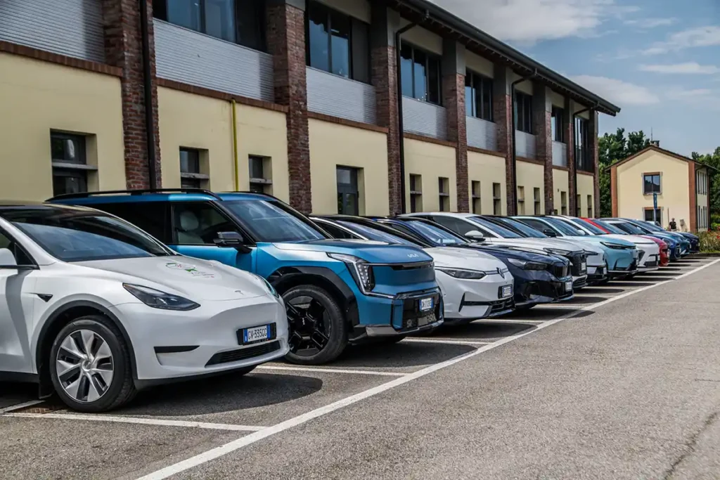 Ecobest Challenge 2024: Váltott vezetőkkel autóztunk, zárt sorokban, 20 km-enkénti vezetőcserékkel, vegyesen városban, országúton és autópályán. Ha a hatótáv-jelzés 5%-ra esett, zárt pályán köröztünk tovább, amíg az autó meg nem állt