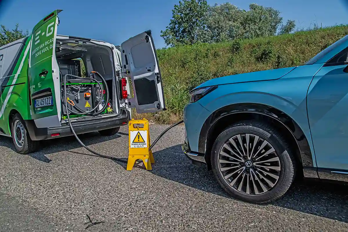 Ha mégis a pályán kívül fogyott el a töltés az E-Gap csapata segített 