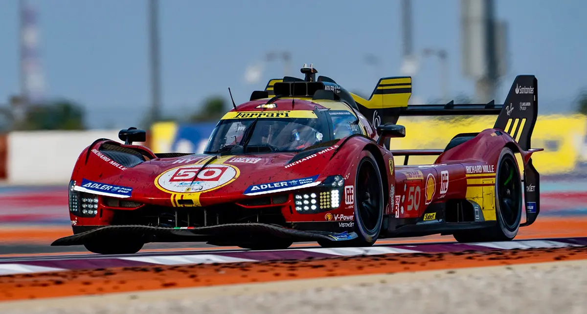 Ferrari 499P Katarban, az 1812 km-es szezonnyitó futamon. 3,0 l-es, 680 LE-s duplaturbós V6-osa alapjaiban az utcai 296-osból való, az első kerekeket 272 LE-s villanymotor hajtja