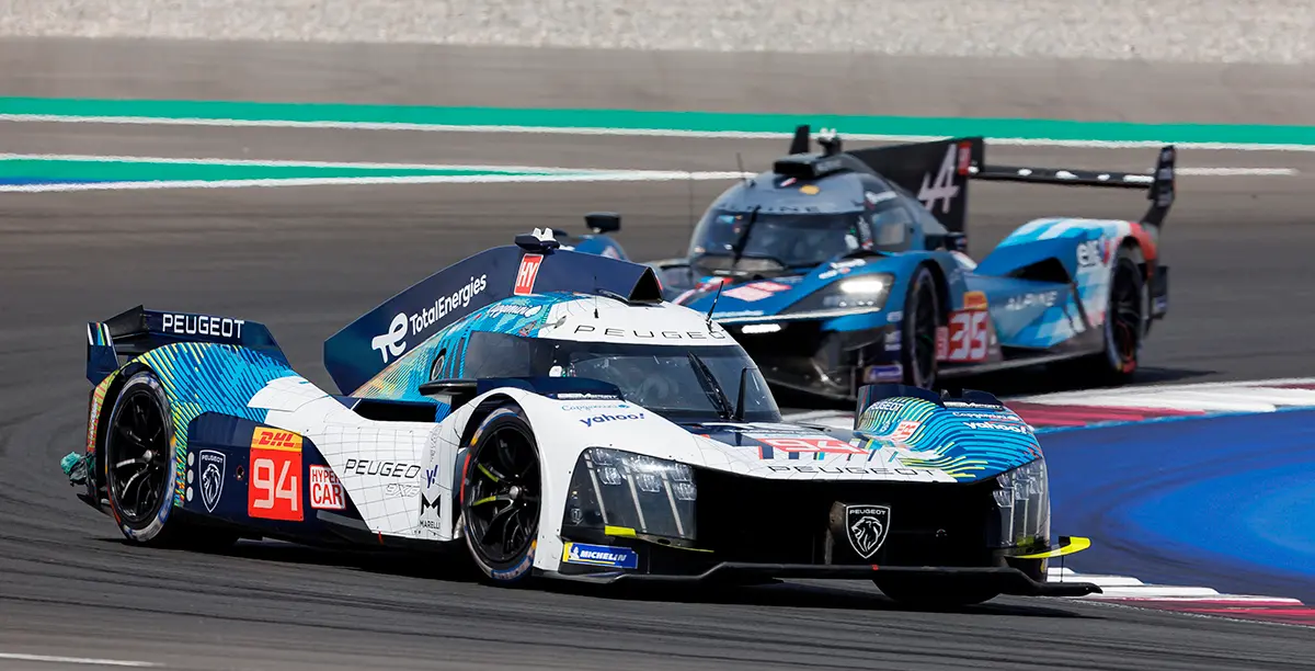 A hátsó szárny nélküli Peugeot 9X8 Katarban. Duplaturbós V6-osa 2,6 l-es (680 LE), a 272 LE-s villanymotor itt a hétfokozatú váltó házában dolgozik