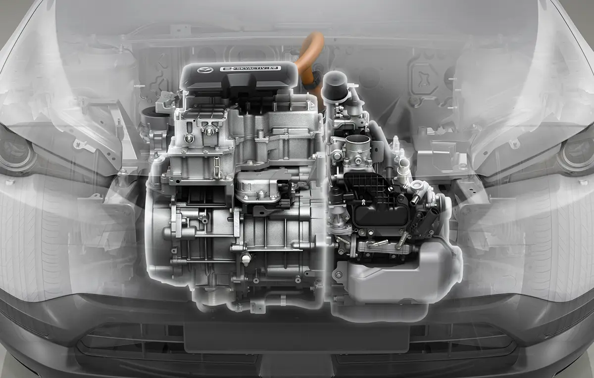 A Mazda Wankel motoros hibrid hajtásláncában a 830 köbcentis, 47 LE-s egytárcsás gép csak generátort forgatva termel áramot a 17,8 kWh-s akkunak, azaz közvetlenül nem hajt. Valójában ez a megoldás is egyfajta plug-in hibrid