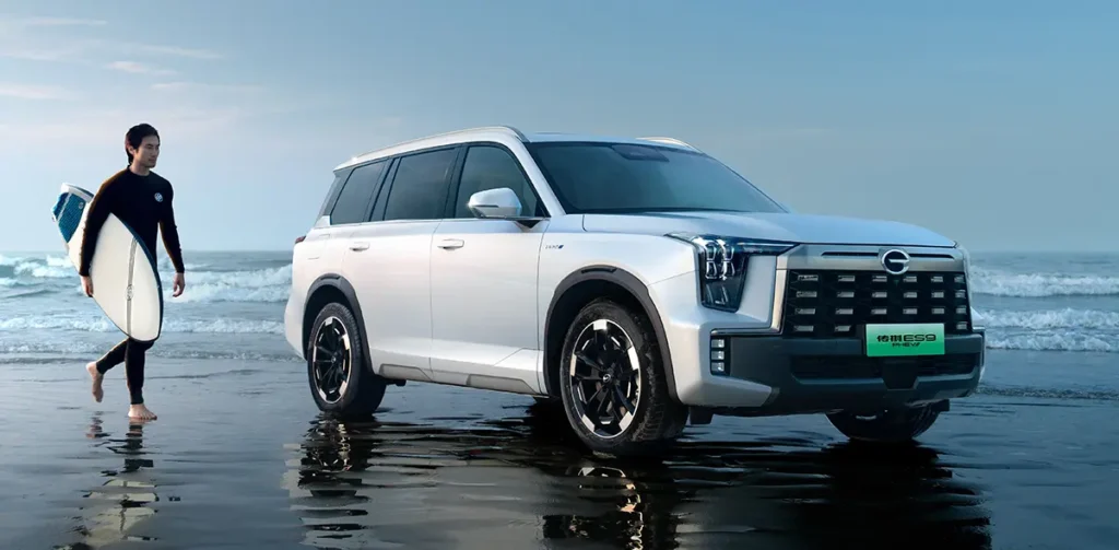 A Trumpchi a GAC Motorhoz tartozik. Eredetileg már 2020-ban el kellett volna indulnia a márka amerikai exportjának, de végül ez elmaradt. A képen az 5 m hosszú hétüléses, 2024-es modellévű, plug-in hibrid hajtású ES9-es, 2,0 l-es turbós benzinessel és 143 km-es tisztán elektromos hatótávval