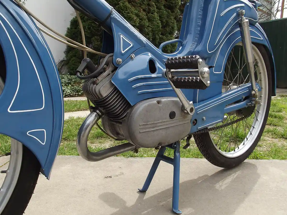 A henger könnyűfém, acélpersellyel, a fogyasztás 2,2 l/100 km