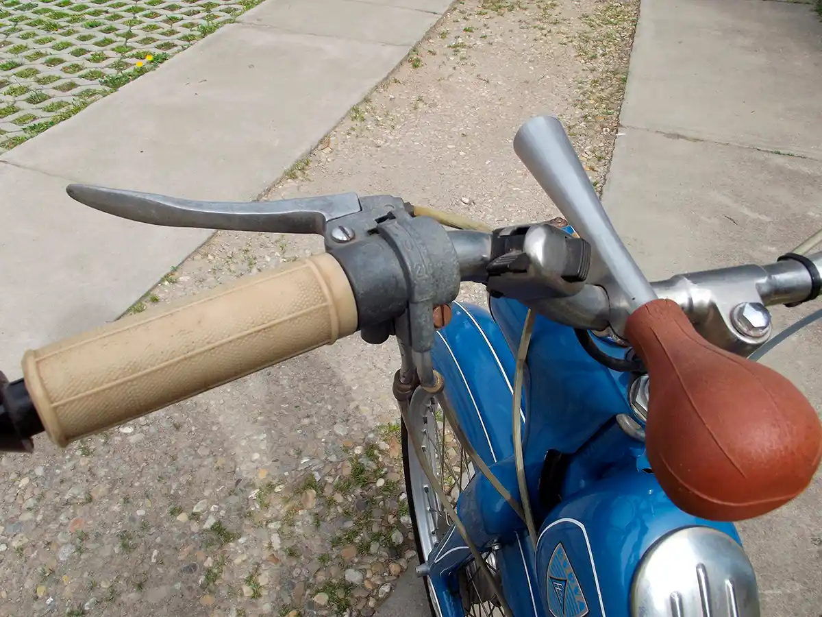 A csengő helyett itt dudával jelezhetünk, a kapcsolók: a fényszóró és motorleállító 