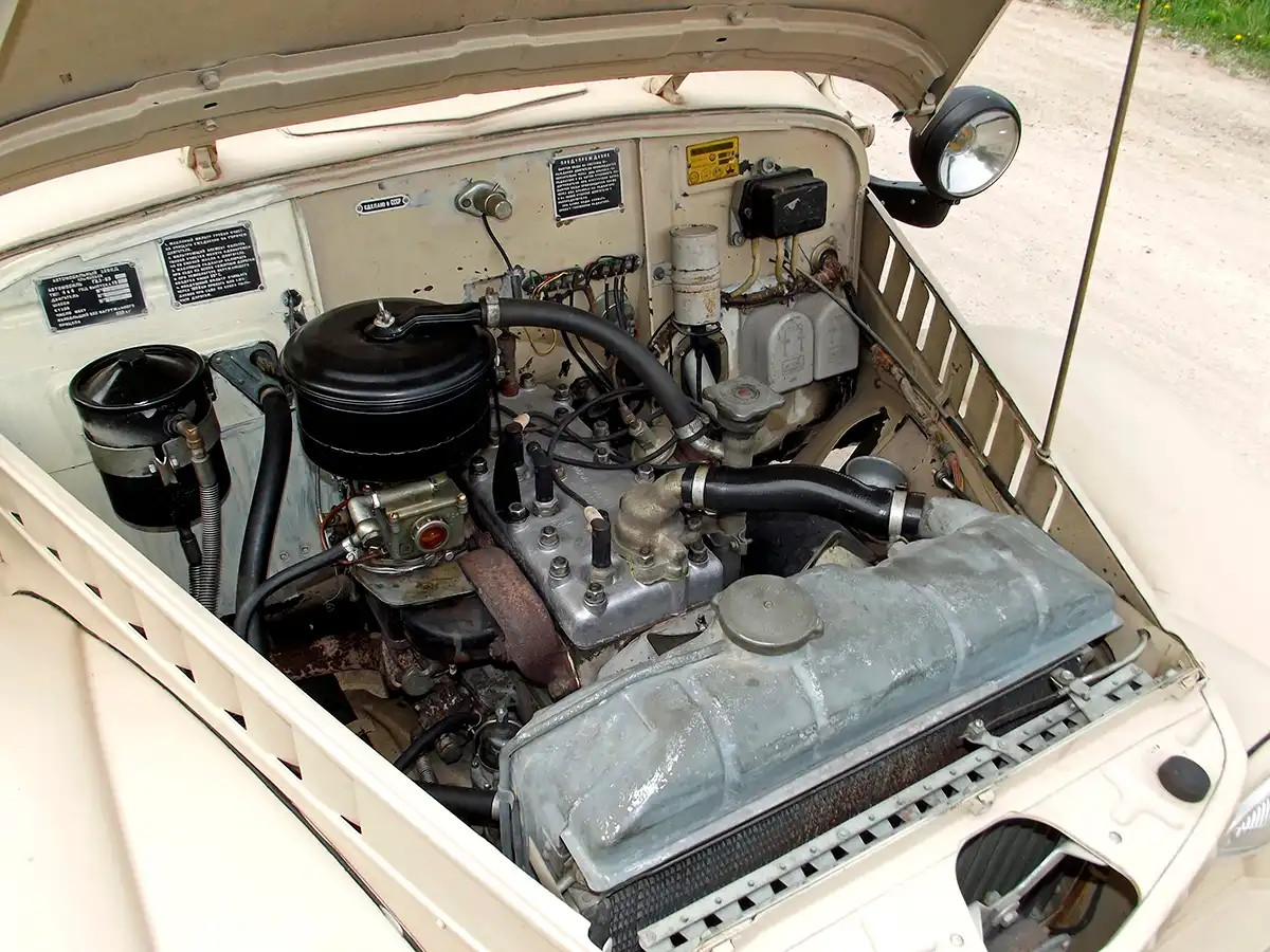 Ez a motor vitte a korai Nysákat, Pobjedákat, Warszawákat, a 2P26 páncéltörő rakétahordozót és a GAZ 46 kétéltűt is