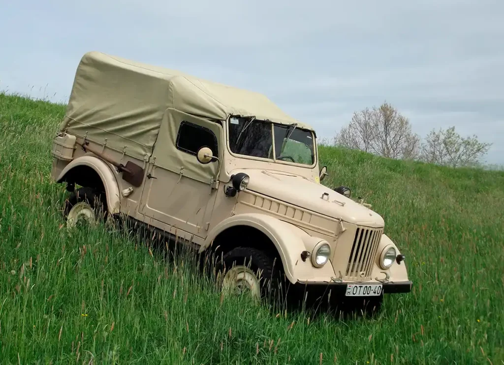 A GAZ 69 fel tud mászni 34°-os emelkedőn és le tud jönni 30°-os lejtőn is