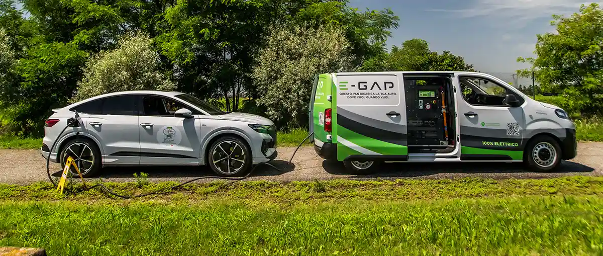 Ha egy-egy autó megállt az E-Gap csapata segített. Mobil töltőjükkel egyébként bárkit megmentenek, ha autója éppen a forgalomban merül le. Helyzettől függően – Milánóban - 70-80 euróért 10 kWh-t adnak a bajbajutottaknak