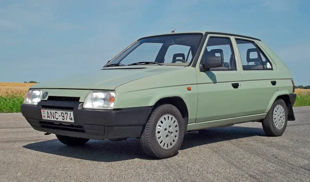 A Skoda Favorit agyon nyugati próbált lenni, ez azonban csak kívülről sikerült: a karosszériát a Bertone rajzolta. 783 167 Favorit készült összesen, a kombi Formant még a Felicia megjelenése után is gyártották, egészen 1995-ig