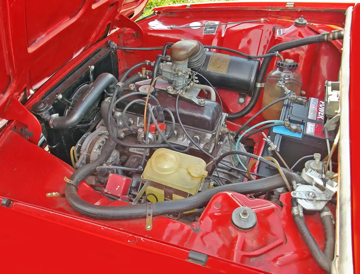 A hűtőkör „dunsztosüveg” tágulási tartályát a Renault 4-esben is használták. A Weber mintájú porlasztóval 8-9 l/100 km az átlagfogyasztás