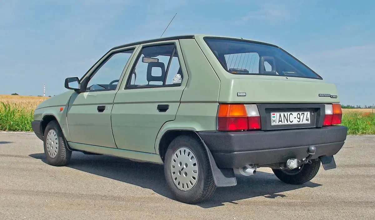 A hátsó ajtók is elég hosszúak a kényelmes beszálláshoz, a nyugati exportmodellek C-oszlopaira egyes piacokon a Bertone stúdió jelvényét is felragasztották