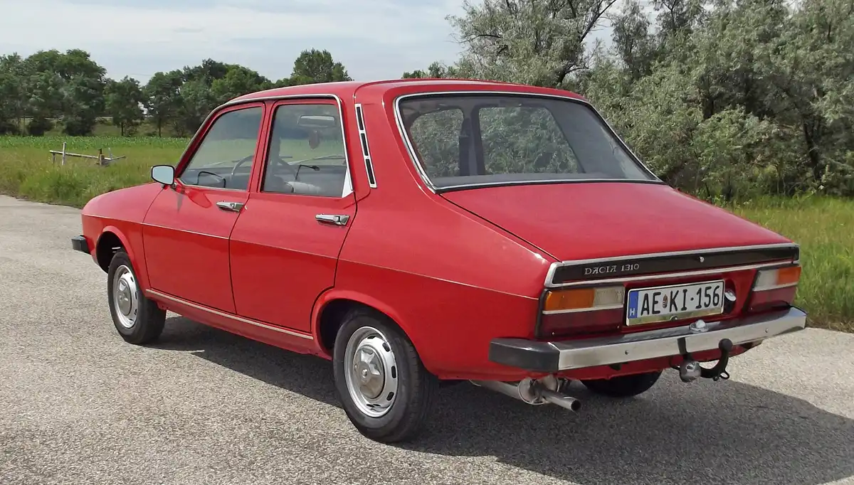 Dacia 1310 TX : Nagyot nőttek a hátsó lámpák és a lökhárítók is más formájúak, mint az előd 1300-asnál