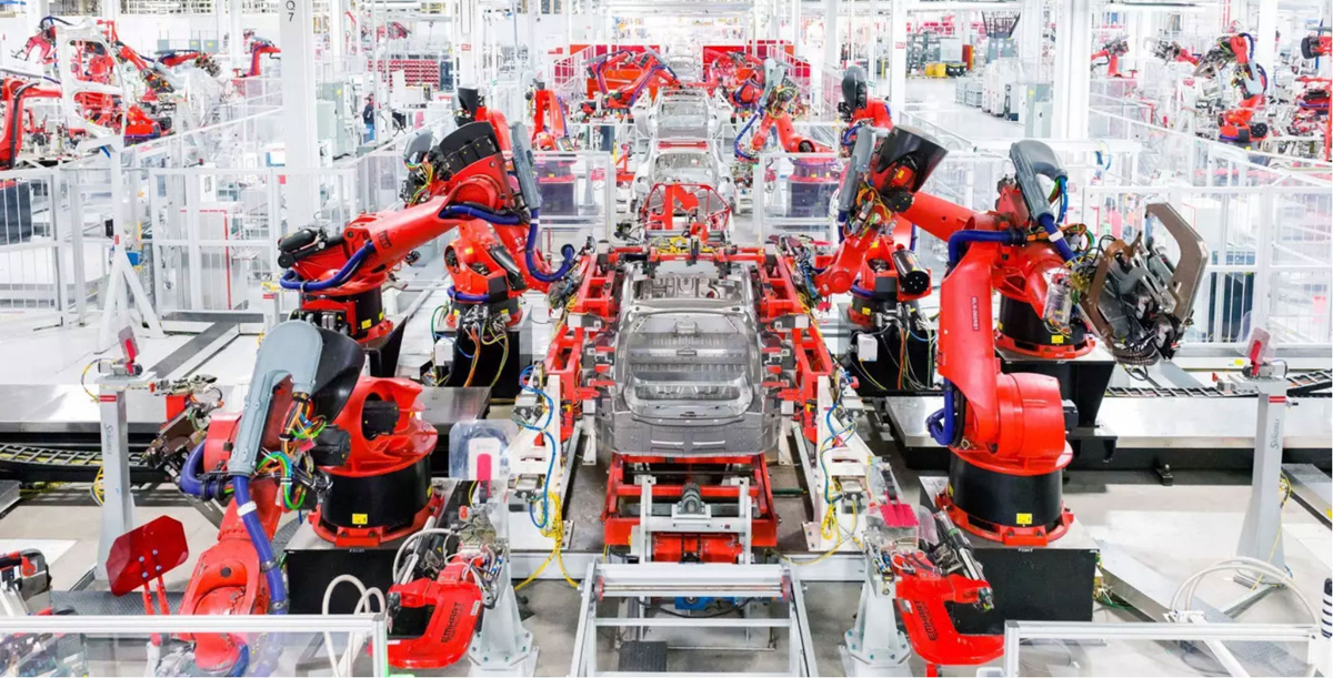 A világszerte 15 000 alkalmazott elbocsátásáról szóló hírek megtépázták a Tesla részvényárfolyamát és piaci értékét is