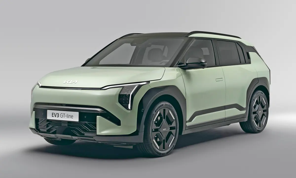 Ez a Kia EV3 GT-line kivitel. Nem kell kulccsal bajlódni, az autó a Digital Key 2.0 rendszerrel okostelefonnal, vagy okosórával is nyitható, zárható, indítható