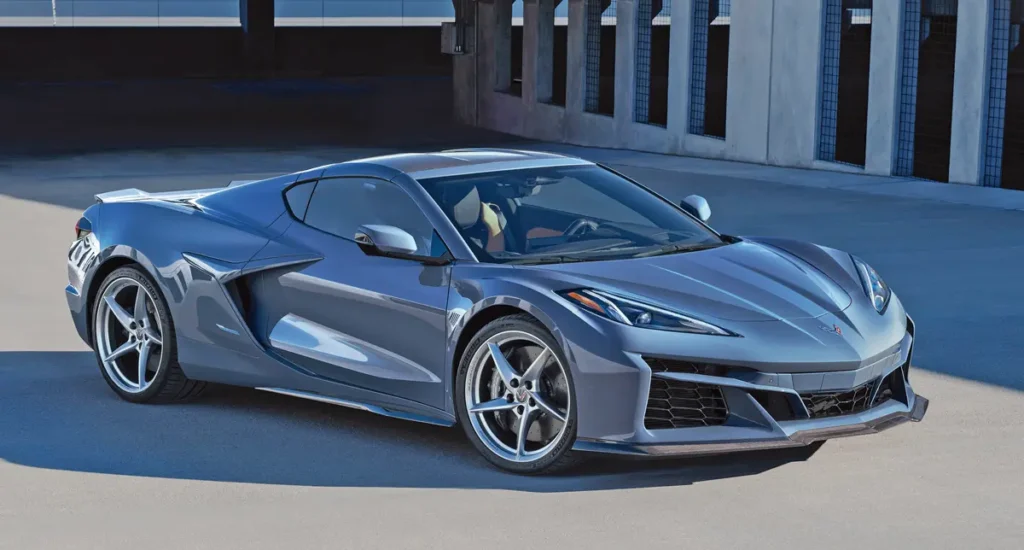 A Chevrolet Corvette E-Ray nem hivalkodik sem a hibrid rendszerrel, sem az eAWD hajtással, de a kasztni a Z06-osé, amely 9 centivel szélesebb, mint a normál Stingray-é
