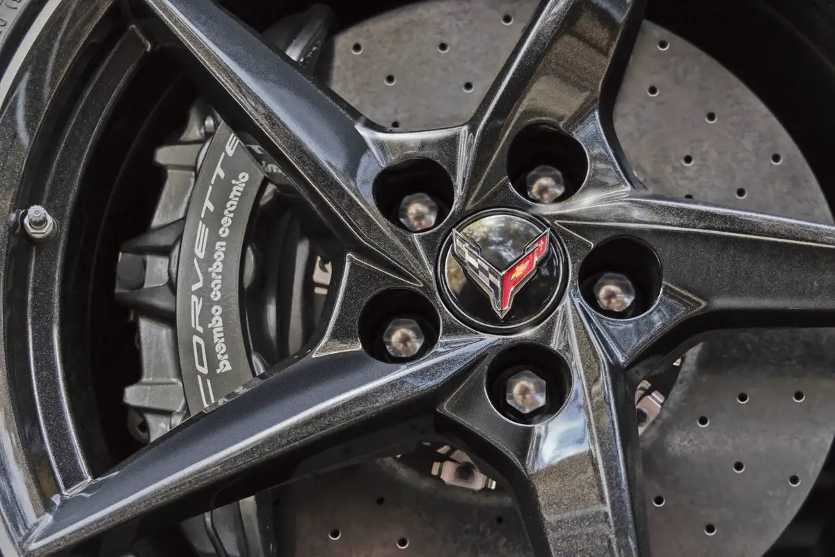 Alapáras a kompozit Brembo fék és az adaptív csillapítás, a karbon felnikért már fizetni kell