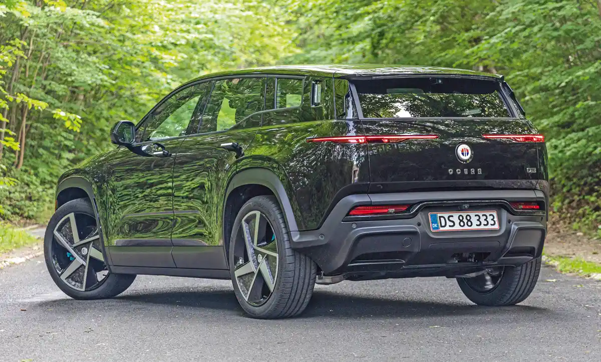 A csomagtartó pereme magas, de befelé nincs küszöb. Minden Fisker Ocean ötüléses