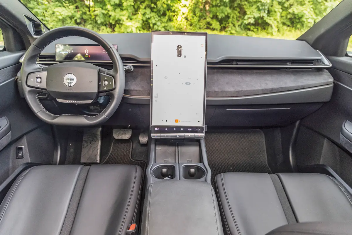 Az infotainment Android-alapú, a navigáció TomTom. A nagy központi kijelző vízszintesbe fordítható