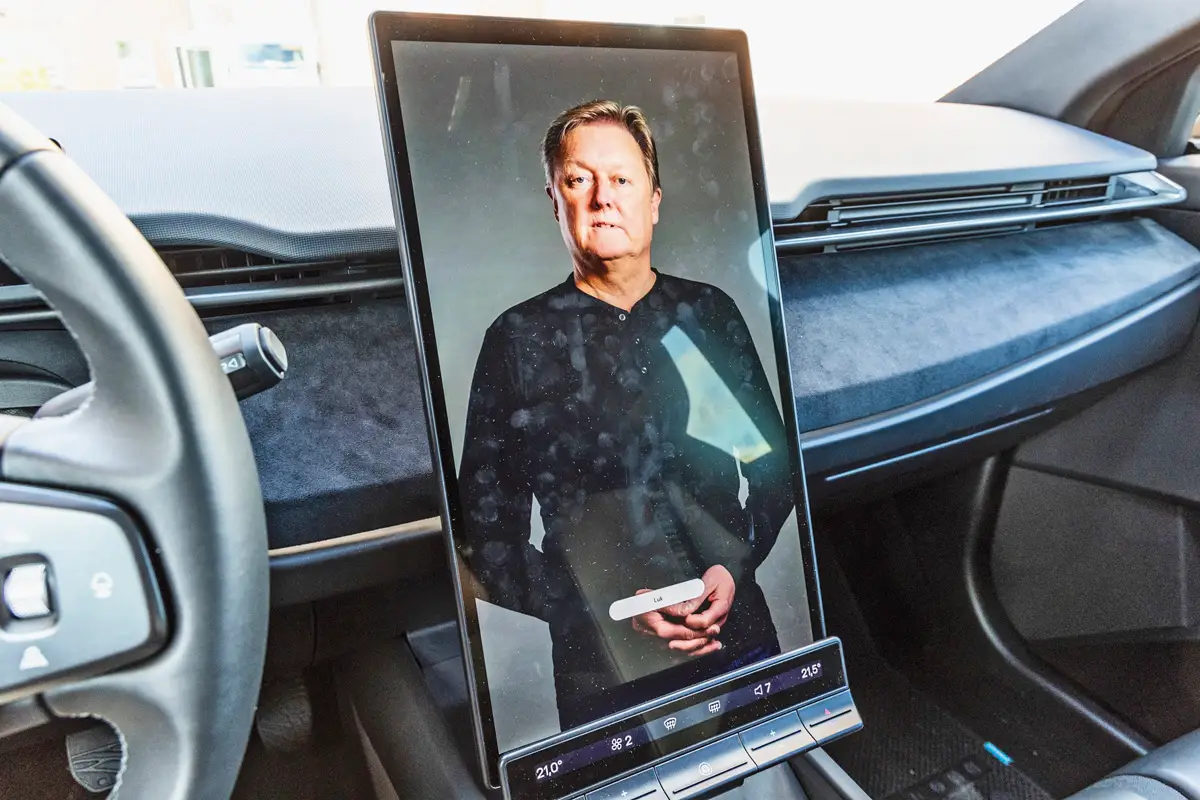 Az Ocean első konfigurálásakor maga Henrik Fisker üdvözli a vezetőt, és segít a beállításokban is