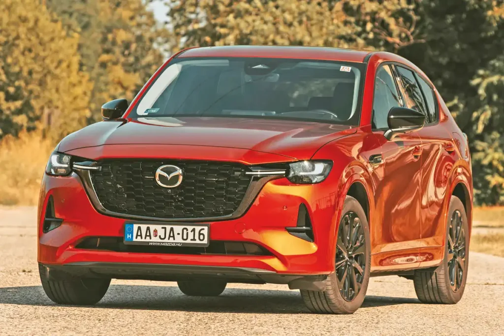 Van tekintélye Mazda CX-60-nak. Falként tornyosul a függőleges frontrész
