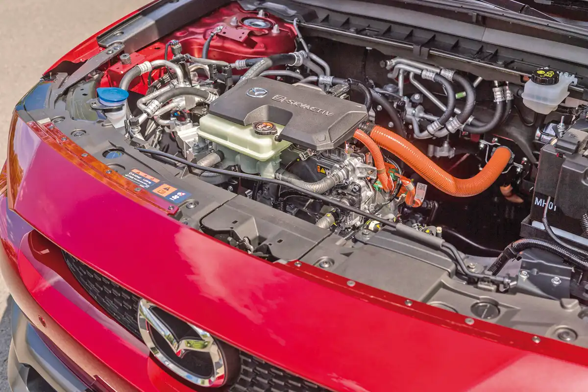A Mazda MX-30 motortere nagyon „élethű”; a Wankel szemből nézve jobbra, lent forog, a teljes hajtáslánc mindössze 85 centi széles