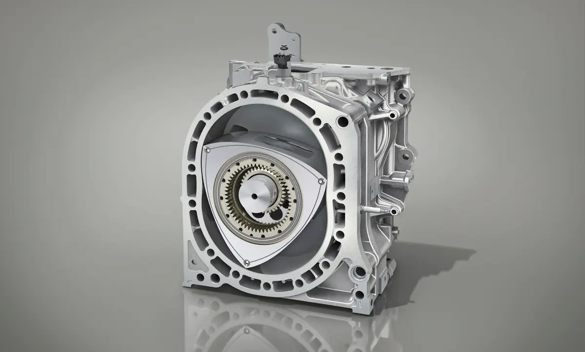Az egytárcsás, 830 köbcenti kamratérfogatú közvetlen befecskendezéses (74 LE) Wankel motor csak távoli rokona az RX-8-as kéttárcsásának; alapjaiban friss konstrukció. Rotorjának átmérője mindössze 12 cm