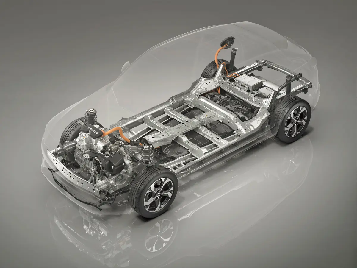 Az R-EV könnyebb az alap MX-30-asnál, a Wankel és a generátor nem jelent annyi tömegtöbbletet, amennyi mínuszt a kisebb akkuval sikerült elérni